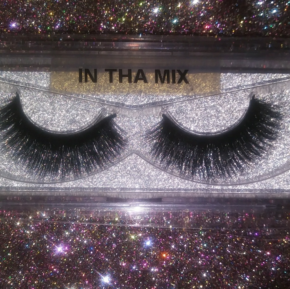 Lashes - Picture 5 of 8